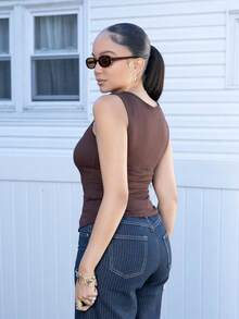 Melissa Matos Fransk stil fyrkantig hals ärmlös slitsstickad linne för kvinnor, sommar beskuren passande designlook - Brun - Visa 2