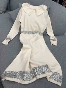 GlowEve Vestido longo de malha evasê com gola, mangas compridas e cintura marcada, elegante e com aplicações de lantejoulas. Versátil para diversas ocasiões. - Bege - Ver 4