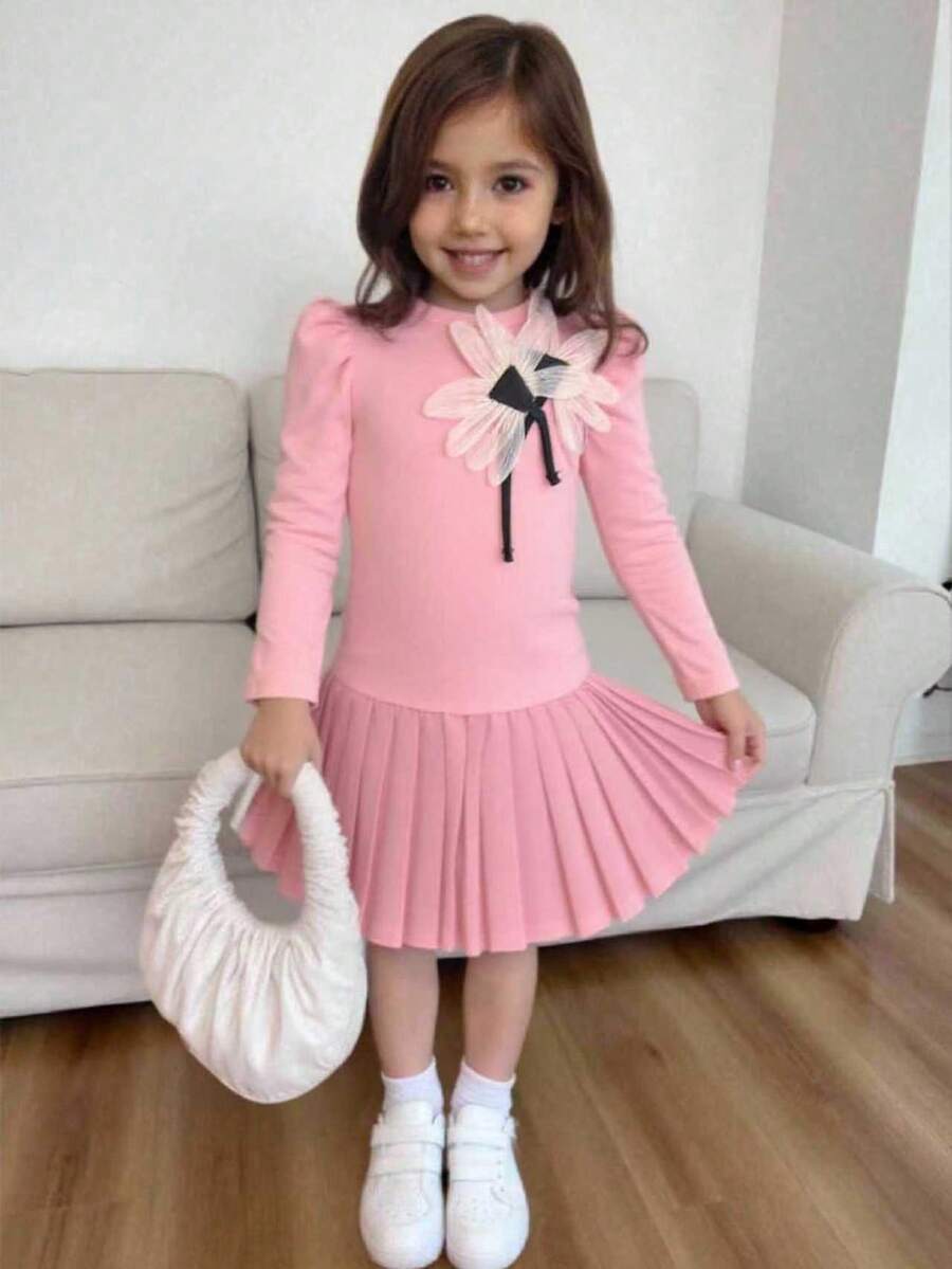 SHEIN Vestido infantil feminino moderno com estampa floral branca, barra plissada, gola redonda preta e mangas compridas. Confortável e estiloso, ideal para outono/inverno. - Rosa - Ver 1