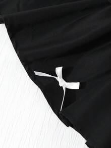 SHEIN 少女时尚优雅T恤套装，白色针织上衣搭配黑色梭织蛋糕裙，上衣饰有黑色蝴蝶结，裙子饰有珍珠。 - 白色 - 查看 5