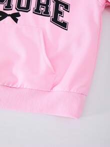 SHEIN ChillGRL Conjunto de 2 piezas para niñas Casuvi: Camiseta suelta de cuello en V estilo universitario vintage con bolsillo canguro y estampado en inglés + Falda con volantes con estampado floral, adecuado para uso casual, escuela, vacaciones, primavera/otoño - Rosa - Ver 6