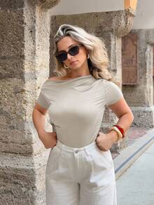 Camiseta de manga corta con hombros asimétricos, ajuste ceñido y unicolor elegante para mujer, para el verano - Beis - Ver 5
