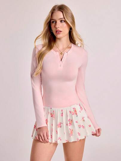 Sovereign Charm 女士纯色V领长袖T恤和印花百褶迷你裙运动套装