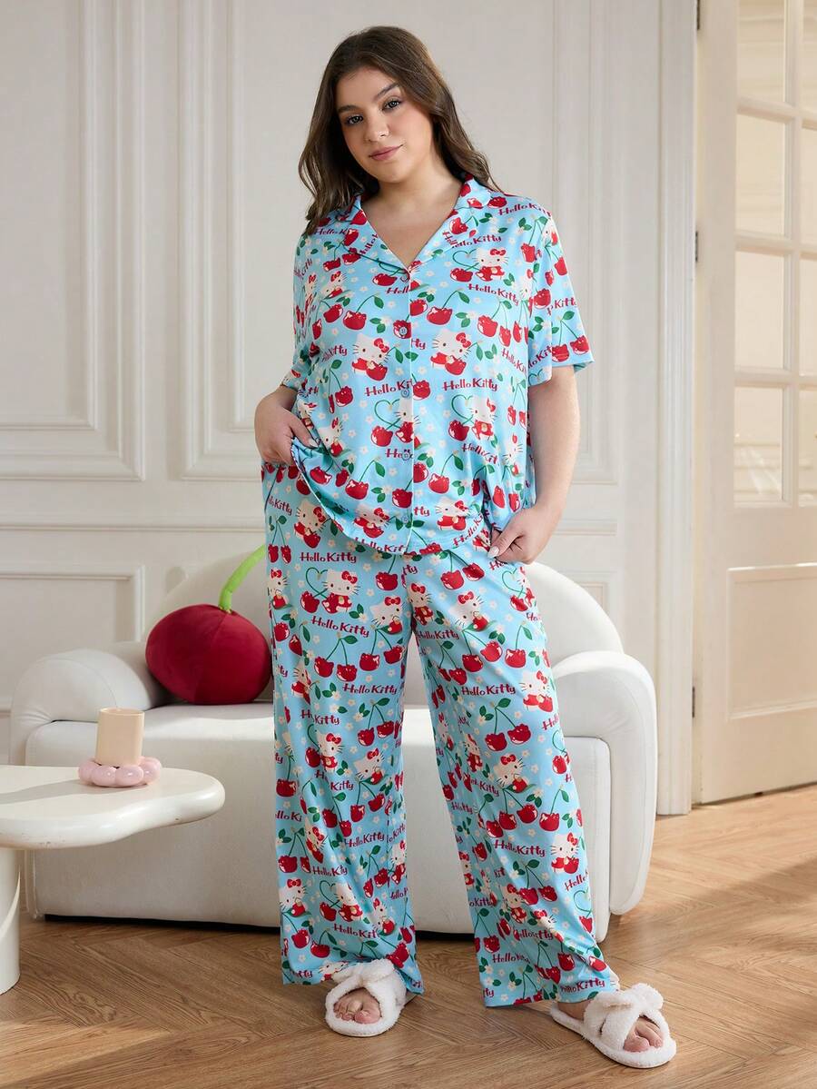 HELLO KITTY AND FRIENDS | SHEIN Set pigiama da donna taglie forti con stampa allover di ciliegie cartoni animati, composto da top a maniche corte e pantaloni morbidi - Blu - Visualizzare 1