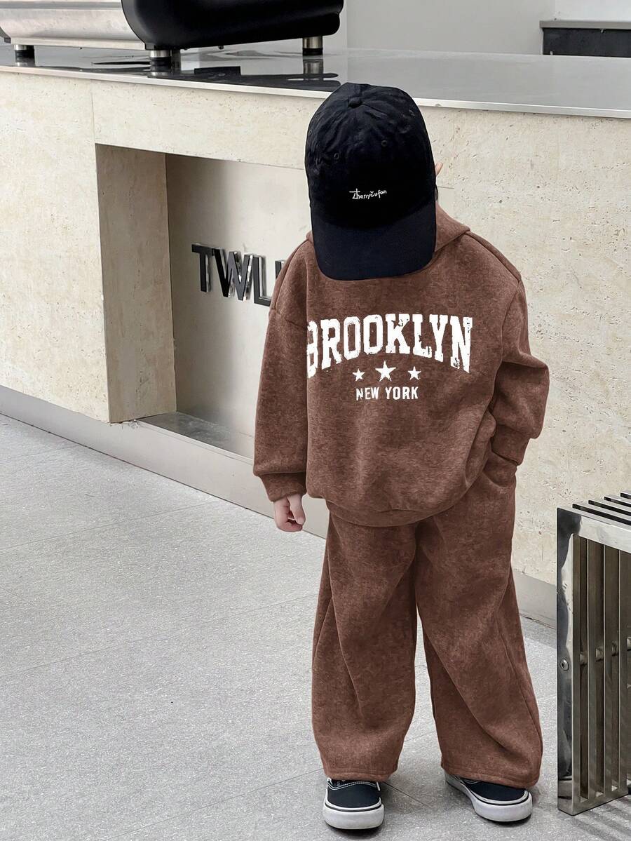 SHEIN Little Byeori 2 件装年轻男孩儿童街头休闲韩版斑点连帽衫和纯色松紧腰裤套装,适合返校、生日、婴儿洗礼、节日派对、秋冬季 - 棕色 - 查看 1