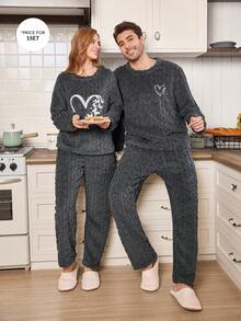 CoupledUp 心形字母刺绣抓绒男士蓬松舒适睡衣套装，冬季保暖