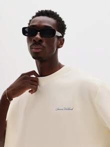 Áo thun ngắn tay cổ tròn dáng regular fit SUMWON với hình in phía sau của New York Studios International, phong cách thường ngày. - Màu be - Xem 4