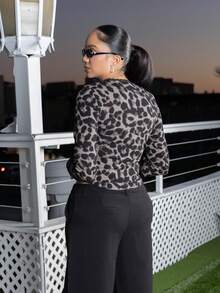 Melissa Matos Top ajustada de mujer de manga larga con cuello en V de punto, estampado de leopardo, de estilo casual - Multicolor - Ver 2