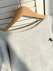 SHEIN Sparklyn 女童毛衣一件，时尚露肩宽松慵懒黑色骏马刺绣图案灰色蝙蝠袖短款套头衫。厚度适中，下摆和袖口整齐，柔软舒适，纯色干净百搭。适合秋冬季日常穿着、上学、购物、聚会、居家等各种场合。 - 淺灰色 - 查看 3