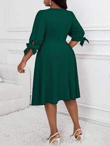 SHEIN Lady 春夏秋冬优雅派对通勤婚礼情人节鸡尾酒会办公室绿色针织圆领喇叭羊腿袖蝴蝶结中长七分袖大码连衣裙新年装优雅女士连衣裙新年连衣裙新年女装新年服装圣诞派对连衣裙圣诞女装圣诞女装圣诞连衣裙 - 墨綠色 - 查看 2