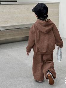 SHEIN Little Byeori 2 件装年轻男孩儿童街头休闲韩版斑点连帽衫和纯色松紧腰裤套装，适合返校、生日、婴儿洗礼、节日派对、秋冬季 - 棕色 - 查看 2