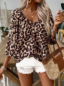 EMERY ROSE Blusa de mujer con cuello en V profundo fruncido, estampado de leopardo marrón y mangas 3/4 tipo raglan - Café integral - Ver 3