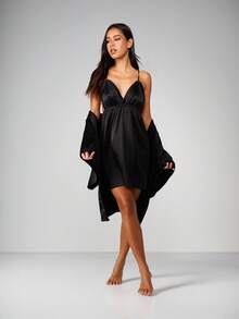 MISSGUIDED 缎面吊带睡衣套装，含配套睡袍 - 舒适放松的奢华睡衣 - 黑色 - 查看 4