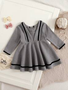 SHEIN Playful Pals 女童复古优雅简约学院风舒适针织弹力面料连衣裙，可爱彼得潘领黑色条纹撞色蝴蝶结装饰，适合春、夏、秋季、派对、拍照、上学、郊游等场合，3个月-3岁 - 灰色 - 查看 3
