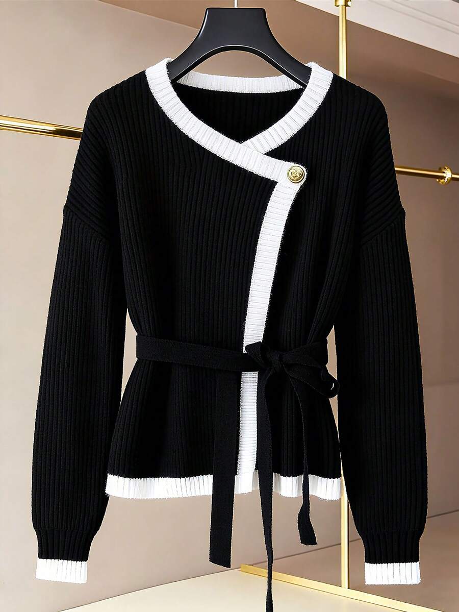 GlowEve Elegant och moderiktig stickad kofta med omlottdetaljer och nedsänkta axelband för kvinnor - Svart och Vitt - Visa 1