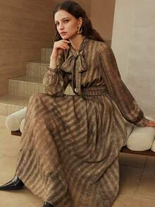 Arave 女士褶皱系带长袖连衣裙，荷叶边下摆，休闲日常穿着，数码印花条纹梭织面料 - 軍綠色 - 查看 2