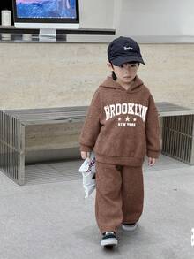 SHEIN Little Byeori 2 件装年轻男孩儿童街头休闲韩版斑点连帽衫和纯色松紧腰裤套装，适合返校、生日、婴儿洗礼、节日派对、秋冬季 - 棕色 - 查看 6