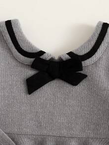 SHEIN Playful Pals 女童复古优雅简约学院风舒适针织弹力面料连衣裙，可爱彼得潘领黑色条纹撞色蝴蝶结装饰，适合春、夏、秋季、派对、拍照、上学、郊游等场合，3个月-3岁 - 灰色 - 查看 5