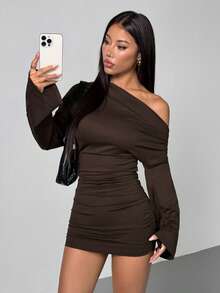 SHEIN PETITE 女士纯色简约休闲不对称露肩连衣裙,适合外出穿着,休闲连衣裙,性感露背秋季连衣裙,夏季连衣裙,露肩连衣裙,棕色连衣裙,棕色性感迷你连衣裙 - 棕色 - 查看 6