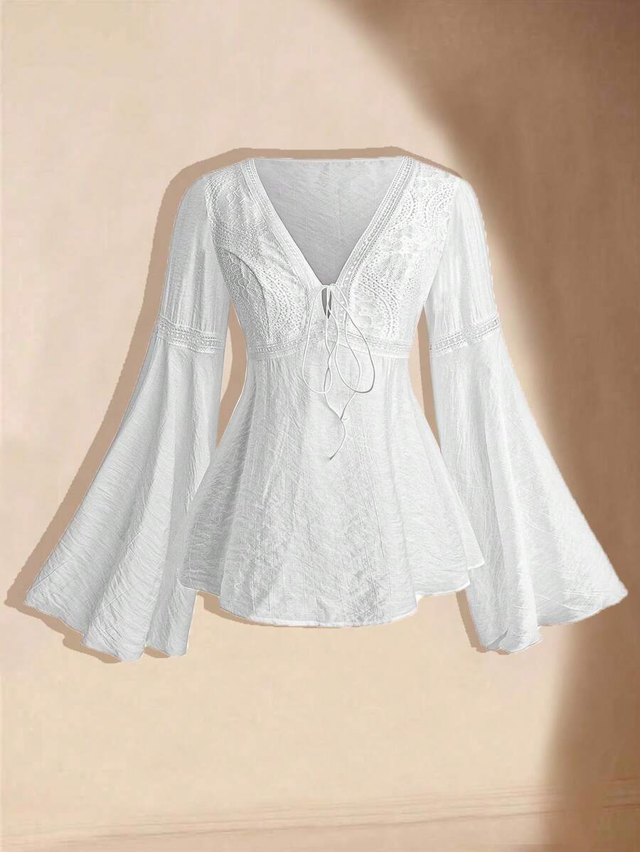 Sweetra 纹理桃花褶皱面料拼布镂空蕾丝深 V 喇叭袖衬衫上衣，蕾丝花边，适合春季、夏季、秋季、度假、优雅场合、休闲和派对穿着 - 白色 - 查看 1