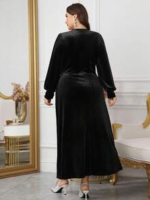 Modelyn 优雅天鹅绒珍珠装饰V领长袖褶皱A字大码连衣裙，适合春秋季穿着。 - 黑色 - 查看 2