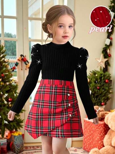 Traje de Natal para meninas adolescentes: suéter preto canelado e felpudo com mangas bufantes e enfeites de pérolas falsas, combinado com saia-calça xadrez assimétrica, elegante e moderno para festas ou eventos.