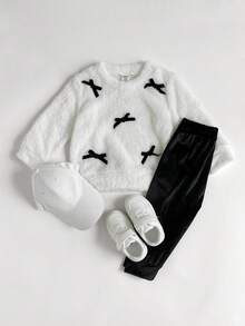 SHEIN 2 pezzi Completo bambina composto da: Felpa girocollo a maniche lunghe con fiocco 3D in ecopelliccia bianca soffice e morbida, Pantaloni tuta in velluto nero con vita elastica. Abbigliamento spesso e morbido adatto a feste, uso quotidiano, autunno e inverno. - Multicolore - Visualizzare 3