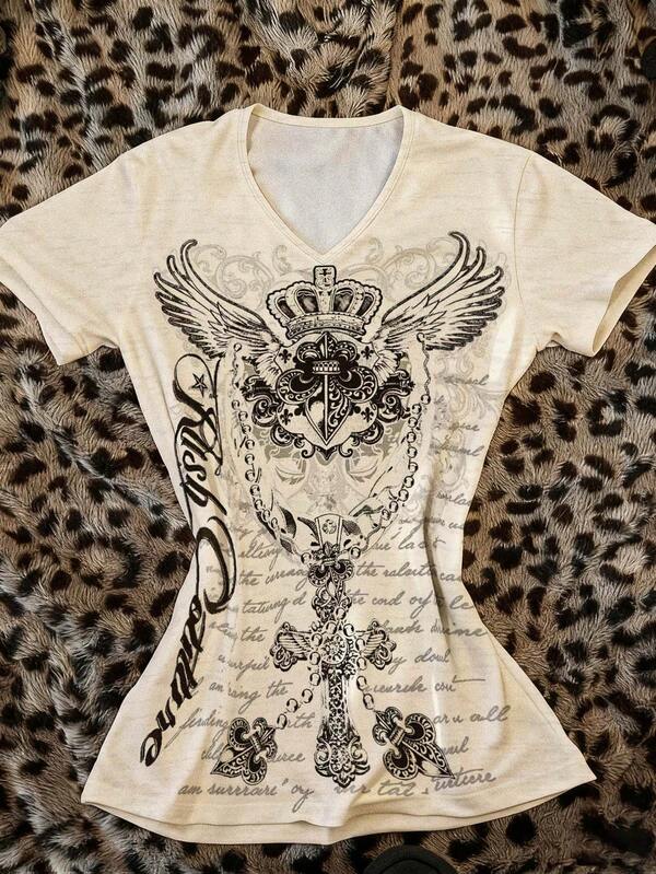 Glimmora Camiseta gráfica de manga corta con cuello en V y estampado de alas de ángel, estilo vintage Y2K, adecuada para uso al aire libre