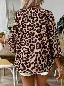 EMERY ROSE Blusa de mujer con cuello en V profundo fruncido, estampado de leopardo marrón y mangas 3/4 tipo raglan - Café integral - Ver 2