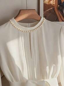 Franclia Áo sơ mi nữ cổ tròn, tay dài, cạp chun đơn giản, mặc đi làm hàng ngày. Áo sơ mi nữ tay dài thanh lịch, mặc đi làm. Áo sơ mi nữ đính ngọc trai đa năng. Áo sơ mi nữ màu trắng phối đồ thu đông, mặc đi làm mùa thu. Áo sơ mi nữ thanh lịch. - trắng - Xem 3