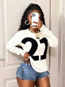 BamGleam 女士长袖圆领毛衣，饰有数字 21 提花图案，撞色下摆饰有流苏和做旧细节，休闲宽松版型，适合秋冬季节穿着。 - 白色 - 查看 3