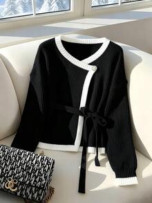 GlowEve Elegant och moderiktig stickad kofta med omlottdetaljer och nedsänkta axelband för kvinnor - Svart och Vitt - Visa 2