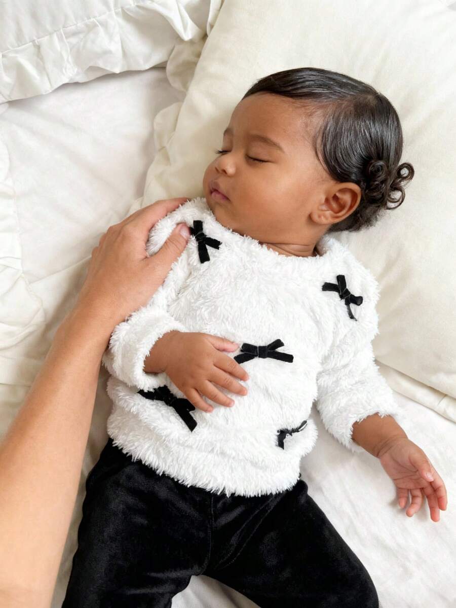 SHEIN 2 pezzi Completo bambina composto da: Felpa girocollo a maniche lunghe con fiocco 3D in ecopelliccia bianca soffice e morbida, Pantaloni tuta in velluto nero con vita elastica. Abbigliamento spesso e morbido adatto a feste, uso quotidiano, autunno e inverno. - Multicolore - Visualizzare 1