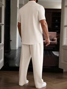 Manfinity Homme Herren Große Größen einfaches, lässiges Set aus einfarbigem Kurzarmhemd mit Knopfleiste und Hose, Sommer Herren lässiges Oberteil und Unterteil Set, Herren Co-Ord Set Creme Outfit, Herren Zweiteiler Set Sommer, Herren gestricktes Set - Beige - Übersicht 2