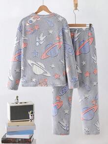 Conjunto de pijama de manga comprida e gola redonda em fleece com estampa de astronautas e planetas que brilha no escuro para adolescentes, ideal para uso diário.