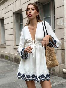 SHEIN Frenchy 2025秋冬女装深V领系带喇叭袖刺绣性感迷你连衣裙，白色波西米亚风连衣裙，白色度假连衣裙，长袖连衣裙，秋季，撞色花卉刺绣连衣裙，撞色波浪边连衣裙，女士长袖连衣裙，女式连衣裙，收腰连衣裙，女士碎花连衣裙，沙滩连衣裙，毕业礼服，女士优雅连衣裙，早午餐装扮，女士冬季装扮，时尚服装系列，时尚服装系列，法式风格服装，圣诞连衣裙，新年装扮，圣诞节，女士感恩节装扮，女士休闲装扮，复古，简约，通勤，办公，适合日常穿着和派对 - 藍白色 - 查看 1