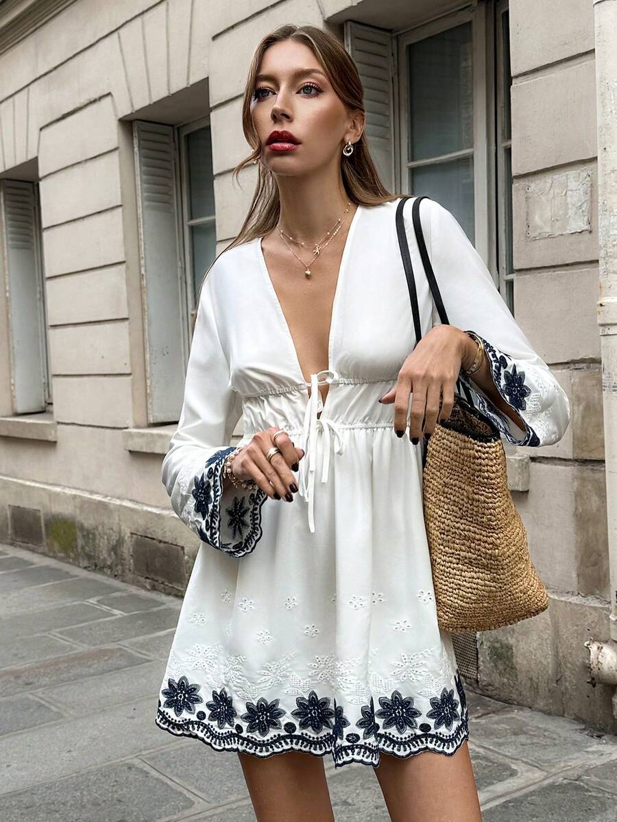 SHEIN Frenchy 2025秋冬女装深V领系带喇叭袖刺绣性感迷你连衣裙,白色波西米亚风连衣裙,白色度假连衣裙,长袖连衣裙,秋季,撞色花卉刺绣连衣裙,撞色波浪边连衣裙,女士长袖连衣裙,女式连衣裙,收腰连衣裙,女士碎花连衣裙,沙滩连衣裙,毕业礼服,女士优雅连衣裙,早午餐装扮,女士冬季装扮,时尚服装系列,时尚服装系列,法式风格服装,圣诞连衣裙,新年装扮,圣诞节,女士感恩节装扮,女士休闲装扮,复古,简约,通勤,办公,适合日常穿着和派对 - 藍白色 - 查看 1