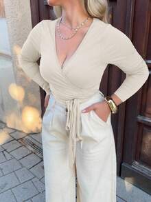 Jeta Ari 粉色瑜伽运动裹身开衫，柔软有弹性的 V 领长袖短款修身 T 恤，时尚简约优雅百搭基本款设计，春秋季 - 杏色 - 查看 3