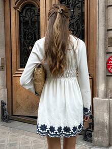 SHEIN Frenchy 2025秋冬女装深V领系带喇叭袖刺绣性感迷你连衣裙，白色波西米亚风连衣裙，白色度假连衣裙，长袖连衣裙，秋季，撞色花卉刺绣连衣裙，撞色波浪边连衣裙，女士长袖连衣裙，女式连衣裙，收腰连衣裙，女士碎花连衣裙，沙滩连衣裙，毕业礼服，女士优雅连衣裙，早午餐装扮，女士冬季装扮，时尚服装系列，时尚服装系列，法式风格服装，圣诞连衣裙，新年装扮，圣诞节，女士感恩节装扮，女士休闲装扮，复古，简约，通勤，办公，适合日常穿着和派对 - 藍白色 - 查看 2