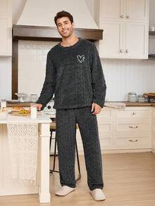 CoupledUp 心形字母刺绣抓绒男士蓬松舒适睡衣套装，冬季保暖