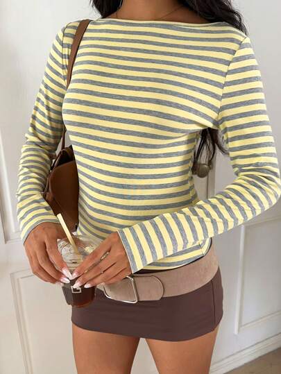 CovetEZ Camiseta feminina listrada de manga comprida, estilo casual minimalista e sexy, com ombros à mostra, em tons de creme e amarelo. Ideal para outono e inverno. Combina com diversas peças de roupa nessa estação, e as listras em creme e amarelo realçam a beleza natural.