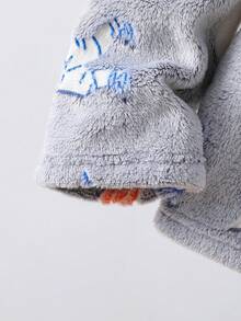 Conjunto de pijama de manga comprida e gola redonda em fleece com estampa de astronautas e planetas que brilha no escuro para adolescentes, ideal para uso diário.