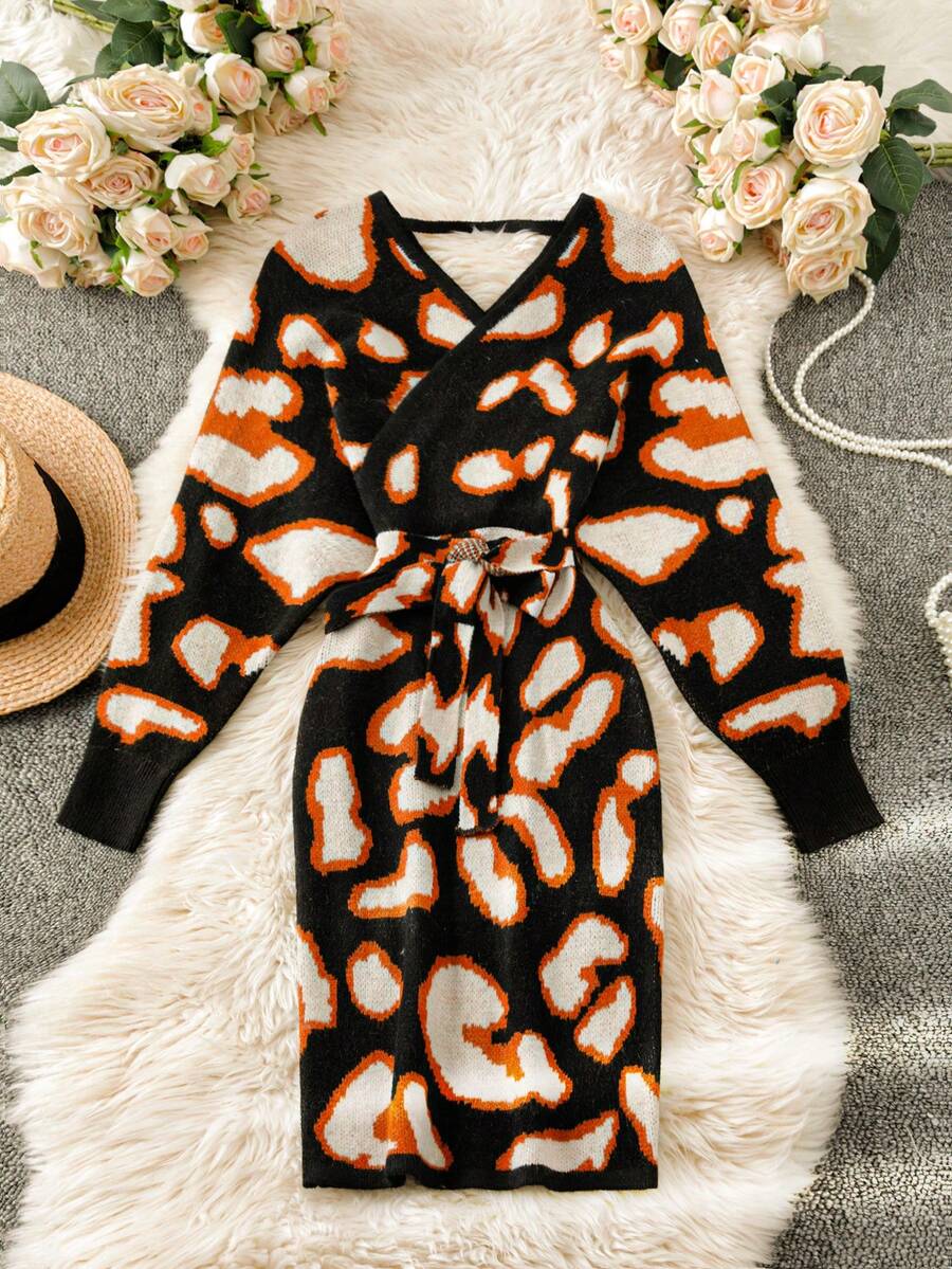 SHEIN Clasi 2024新款时尚豹纹交叉V领女式毛衣连衣裙 - 黑色 - 查看 1