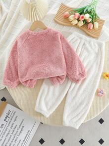 SHEIN Playful Pals 女童秋冬家居服两件套，针织保暖套头毛衣搭配松紧腰长裤，草莓刺绣装饰，舒适休闲，适合上学和居家穿着。 - 粉色 - 查看 2