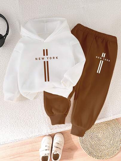 两件套男童休闲简约字母印花白色连帽衫和卡其色运动裤套装，适合秋冬季穿着、运动、购物和日常出行。