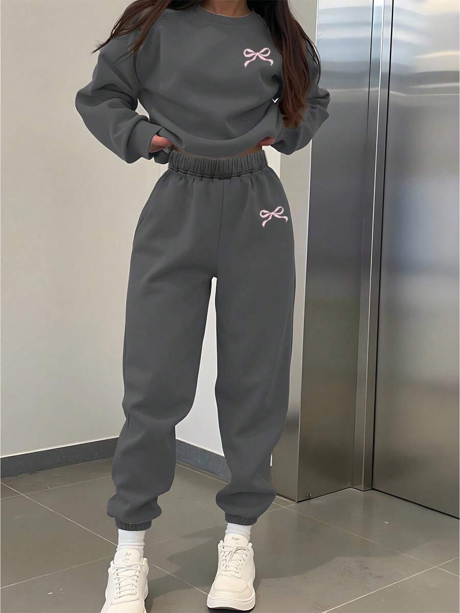 SHEIN Leap Crew 2 件套青少年女孩休闲简约粉色蝴蝶结图案圆领厚长袖运动衫和运动裤套装，适合秋冬季 - 深灰色 - 查看 1