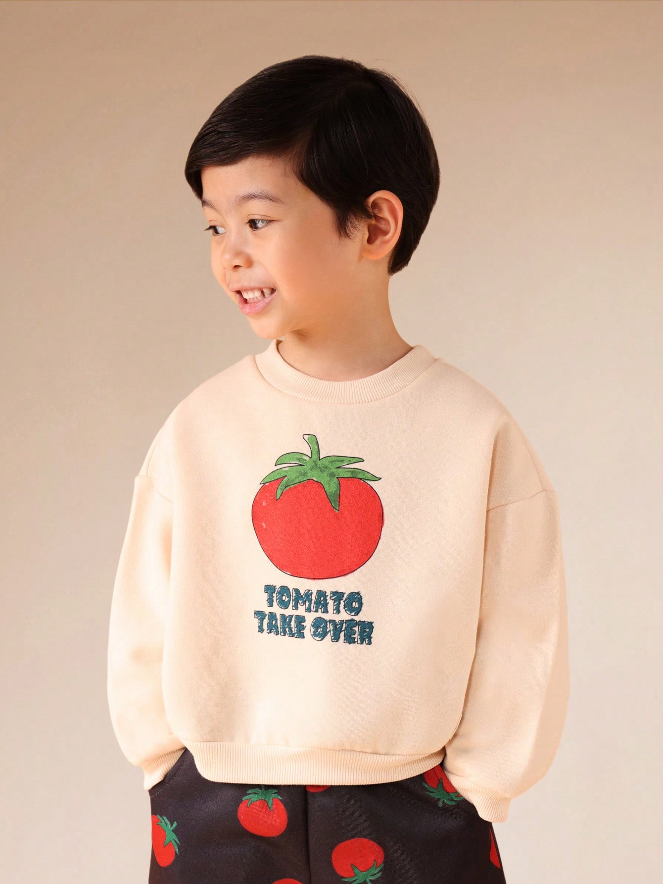 トマトプリントのパーカーとスウェットパンツのセット