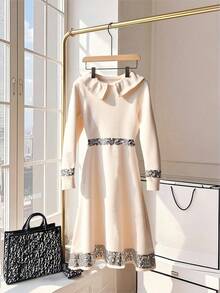 GlowEve Vestido longo de malha evasê com gola, mangas compridas e cintura marcada, elegante e com aplicações de lantejoulas. Versátil para diversas ocasiões. - Bege - Ver 1