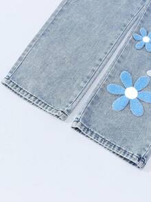 SHEIN ChillGRL 少女Y2K蓝色牛仔直筒长裤，饰有雏菊花朵贴片，70年代风格，向日葵图案，70年代儿童花朵刺绣牛仔裤，宽松牛仔裤，花朵牛仔裤，少女宽松牛仔裤，阔腿牛仔裤，宽松花卉牛仔裤，刺绣长裤 - 藍色 - 查看 4