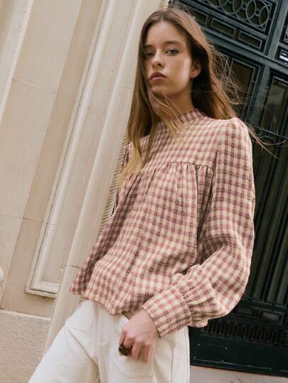 Nöista Blusa a cuadros con un elegante cuello alto, mangas voluminosas y una silueta relajada, que ofrece una opción elegante y refinada para los atuendos de invierno de las mujeres, perfecta para looks pulidos de todos los días, estilismo elegante de fiesta, vestimenta navideña festiva y conjuntos sofisticados de Año Nuevo.